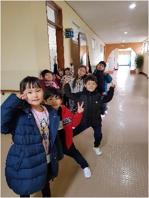 교무실앞에서.jpg